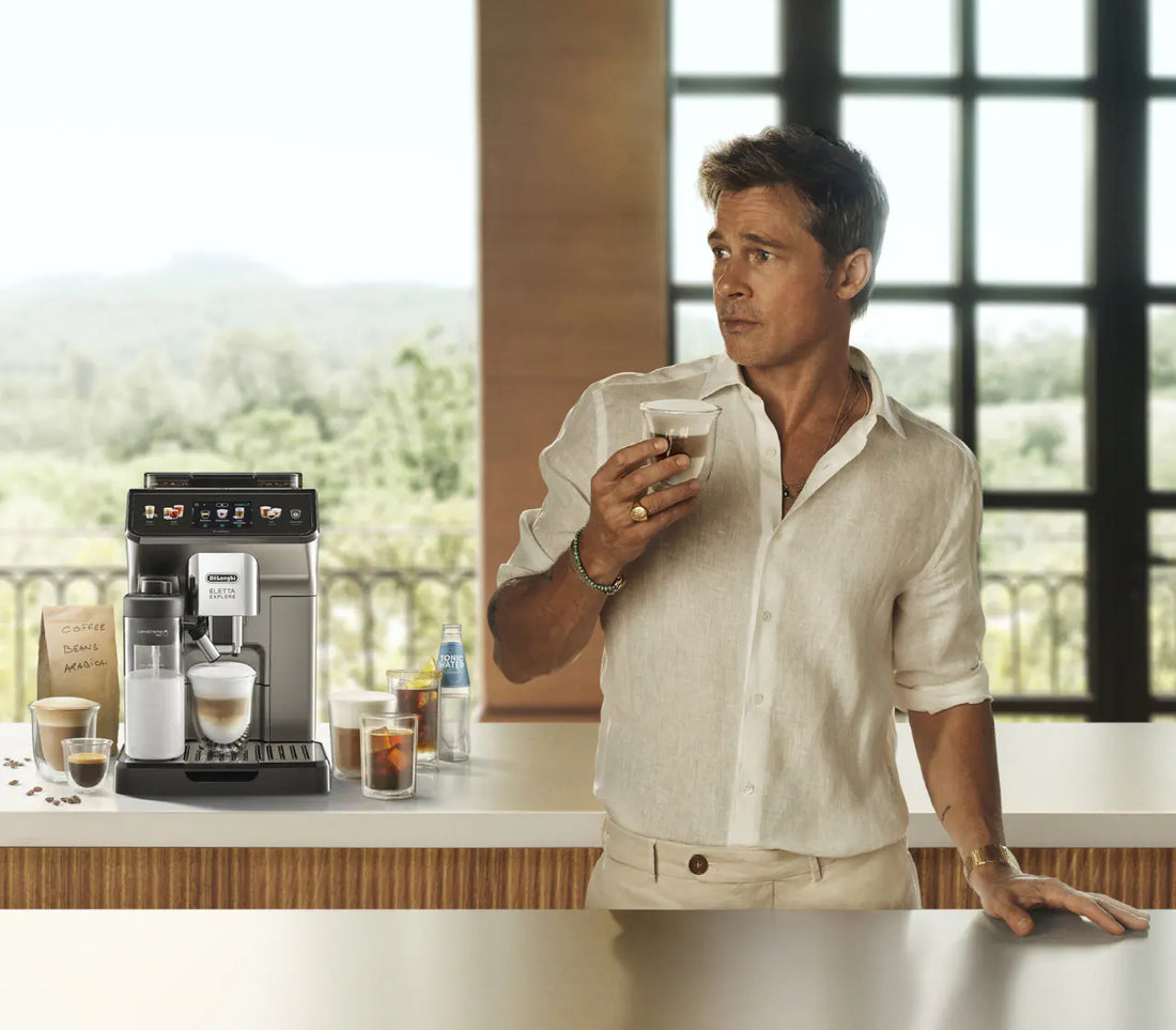 brad pitt qui boit un café fait avec sa machine à café delonghi, café en grains