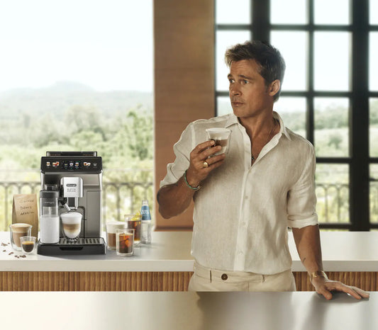 brad pitt qui boit un café fait avec sa machine à café delonghi, café en grains