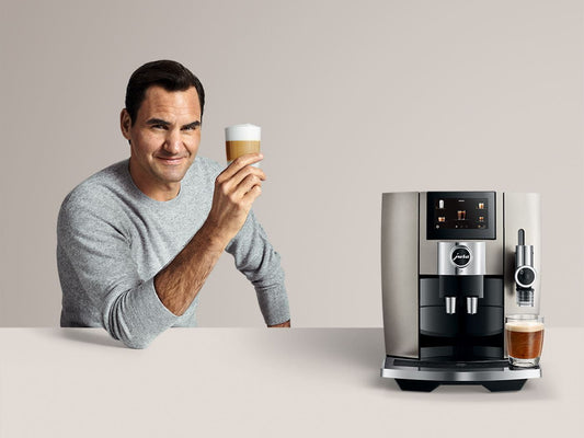 Roger Federer boit son cappuccino avec sa machine à café en grain JURA